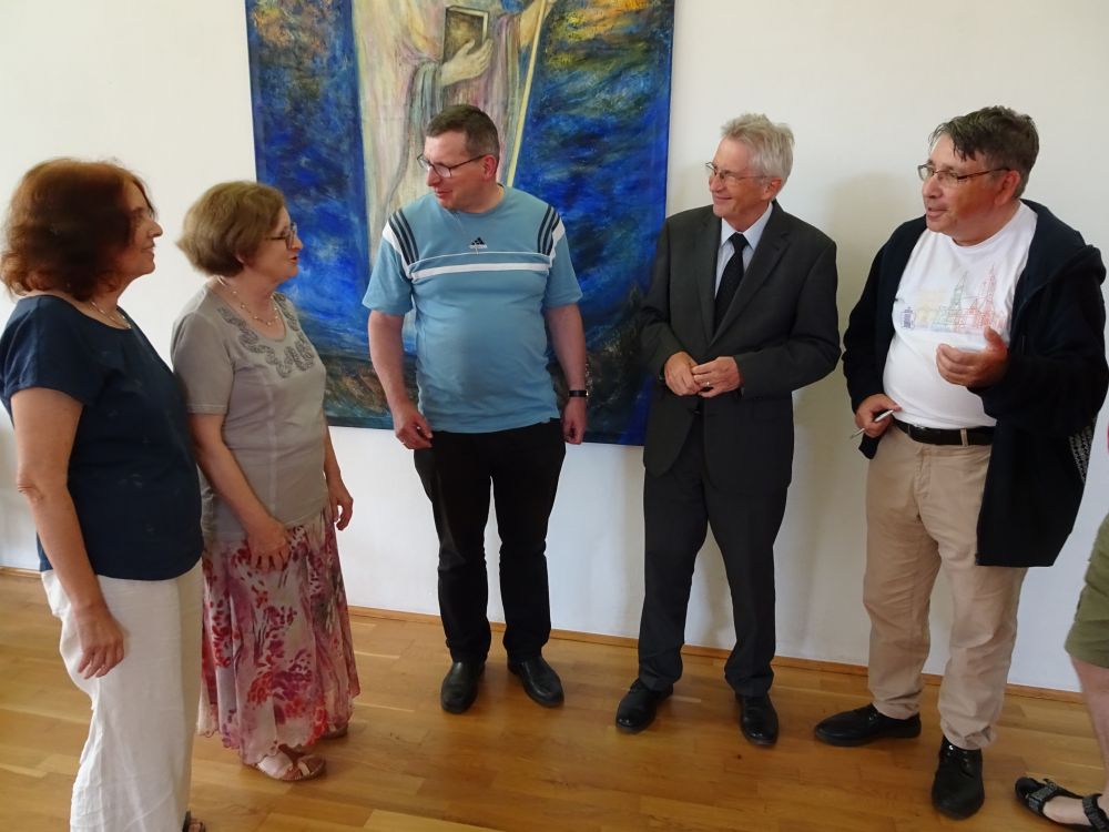 Ivan Šimko, ehem. Minister, Mitbegründer der Christlichdemokratischen Partei (2. v. re.), im Gespräch mit Teilnehmenden aus der Erzdiözese Wien.